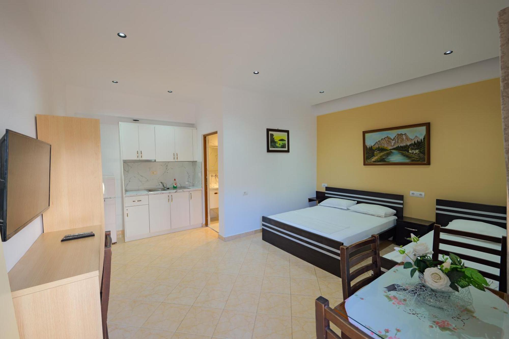 Hotel Chris Ksamil Luaran gambar